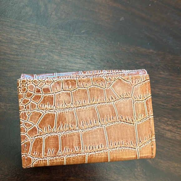 Embossed wallet - Picture 3 of 7